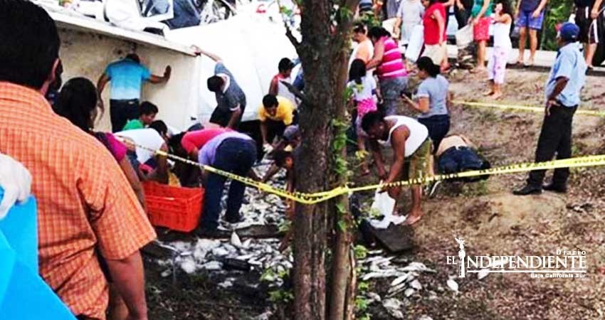 Saltan el cadáver de chofer y se embolsan pescados y mariscos