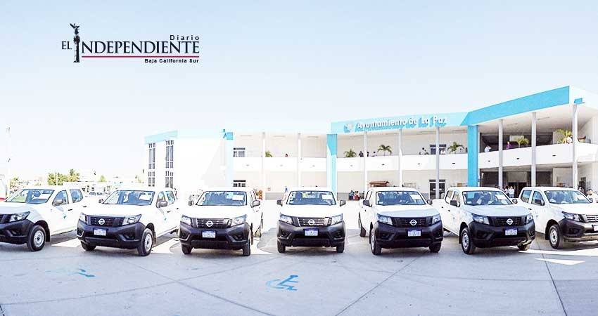 Entregan vehículos oficiales a direcciones del Ayuntamiento de La Paz