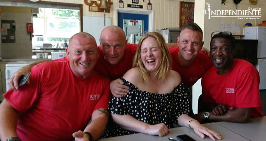  Adele visita a bomberos tras incendio en Londres