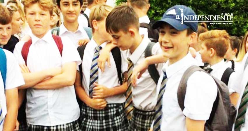 Estudiantes en Inglaterra usan falda por fuerte ola de calor