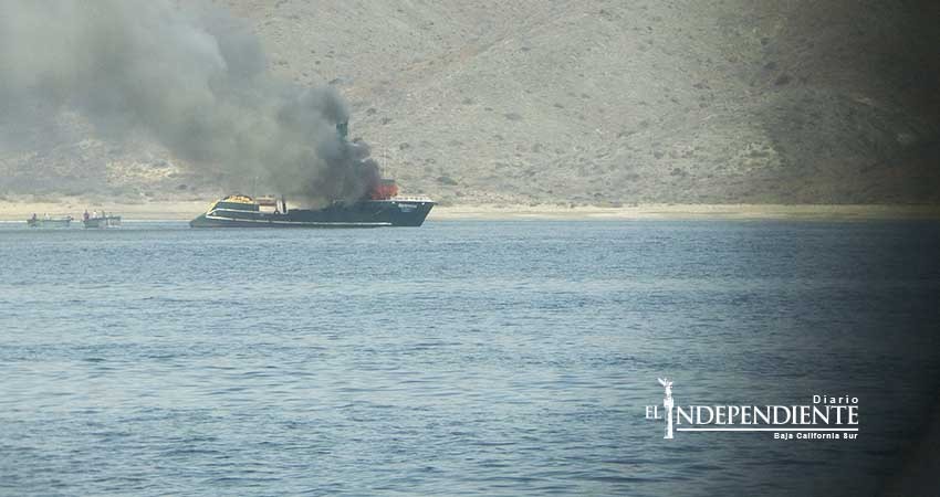 La armada de México auxilia a tripulantes de embarcación sardinera que sufrió un incendio