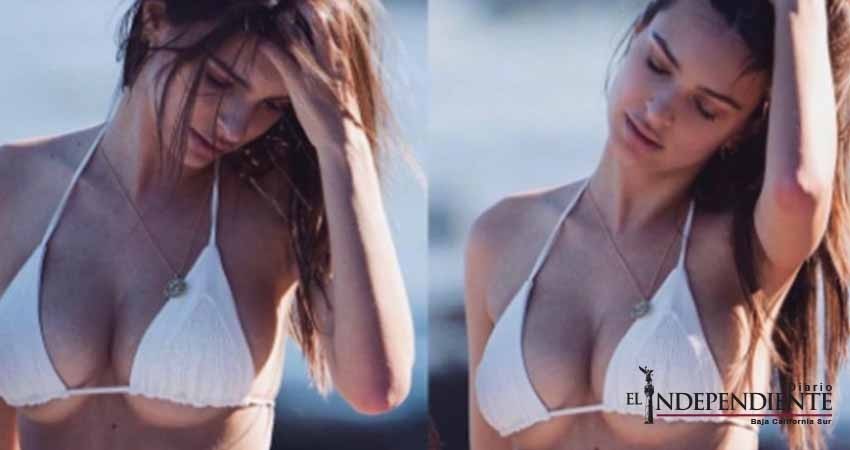 A Emily Ratajkowski por sus pechos le dan la espalda