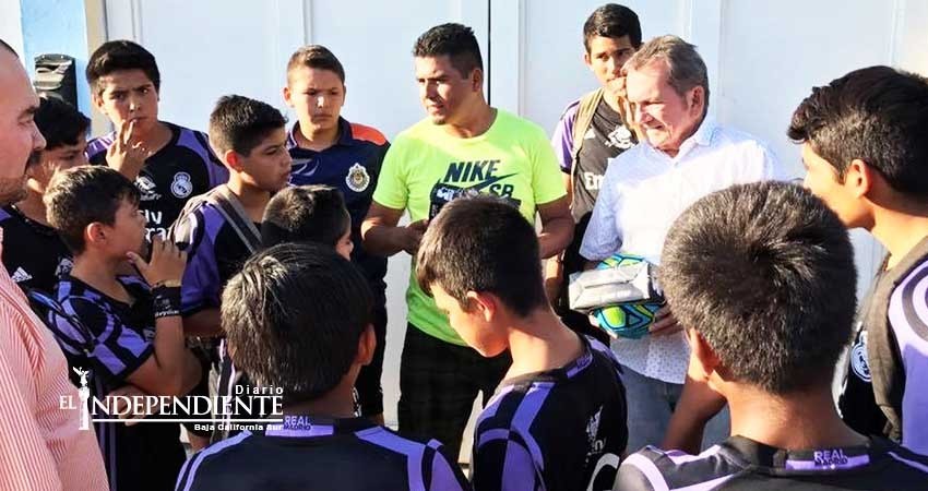 Adan Ruffo hizo entrega de material deportivo en la colonia Olas Altas