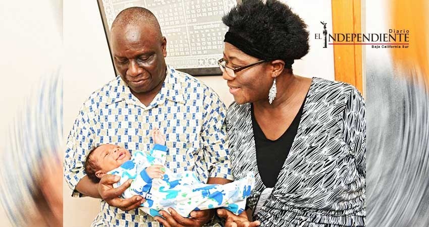 Da a luz a su primer bebé a los 59 años