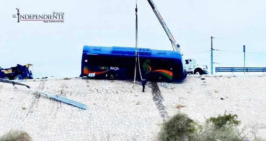 Un autobús estuvo de caer de un puente en SJC