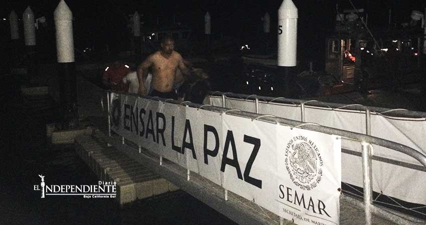 Secretaría de Marina rescata a cuatro personas tras volcarse su embarcación en La Paz