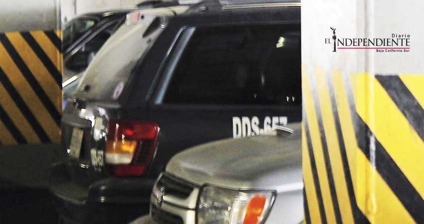 Familia utiliza vehículo oficial para ir de compras al súper