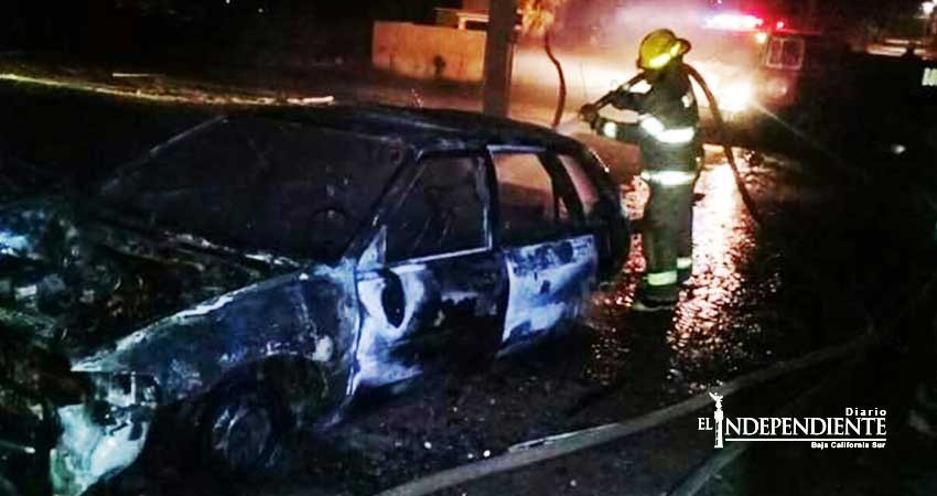 Madrugada en llamas en Todos Santos; incendio arrasa con vehículo