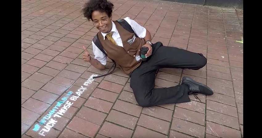 Protestan con graffiti por mensajes ofensivos en Twitter