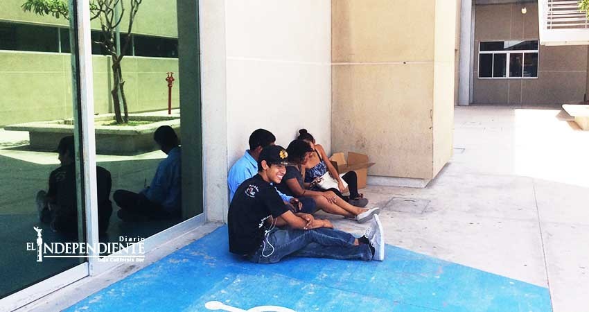 Pese al calor, siguen familiares esperando en las afueras del Salvatierra