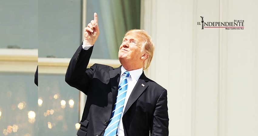 Trump observa el eclipse sin lentes y lo acribillan en redes