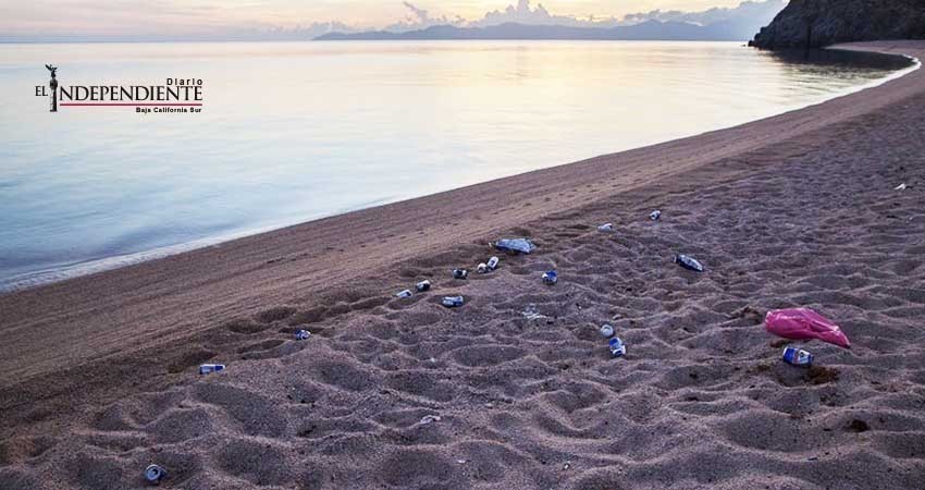 Visitantes del fin de semana convierten en basurero playa El Saltito