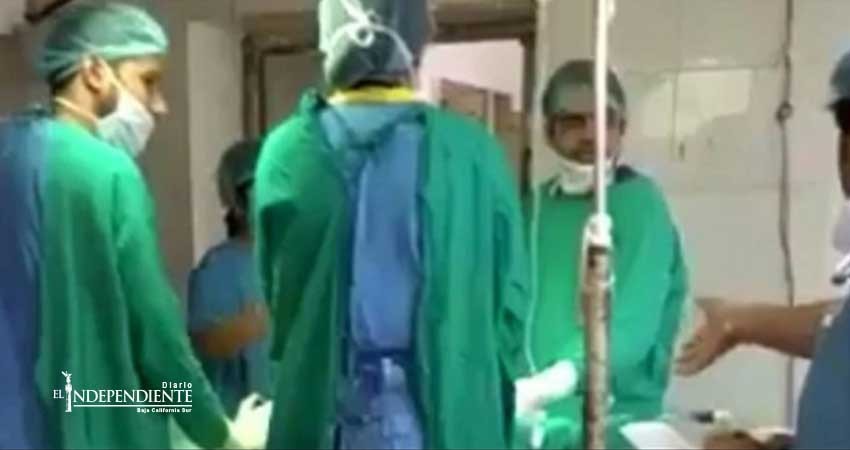 Muere bebé en cesárea mientras médicos discuten