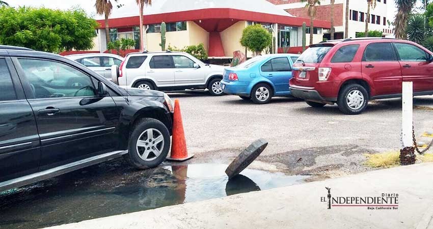 Corren heces fecales junto al Congreso de Baja California Sur (BCS)