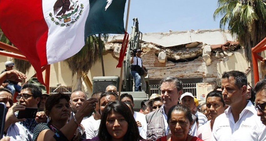 Vecinos de Juchitán se unen ante la tragedia; cantan el Himno Nacional