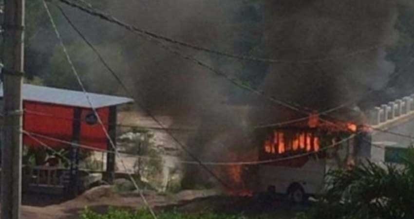 Hombres armados incendian vehículos en Michoacán