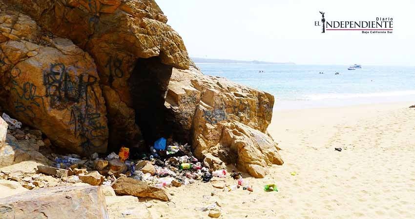 Solo un vendedor ambulante permanece en Balandra, pero persiste problema de basura