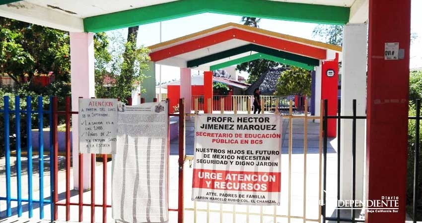Bajo protesta de padres de familia  reanudan actividades en el jardín Marcelo Rubio