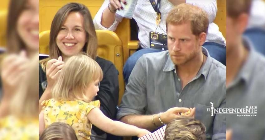 Esto es lo que pasa cuando le robas palomitas a un príncipe