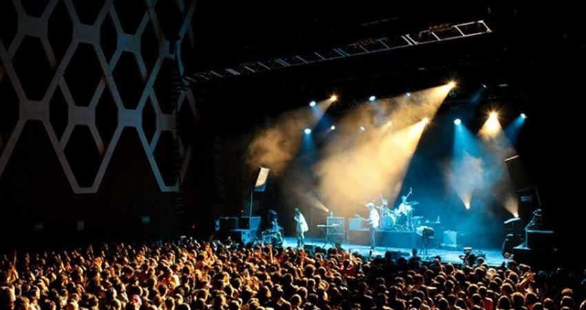 Vecinos exigen cierre del Plaza Condesa; vibraciones dañan edificios, dicen