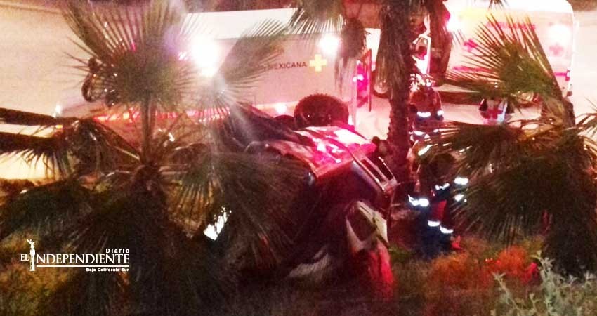 Queda “prensado” al impactar su vehículo contra una barra de contención y palmera