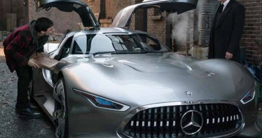 Bruce Wayne estrena flamante automóvil en la 'Liga de la Justicia'