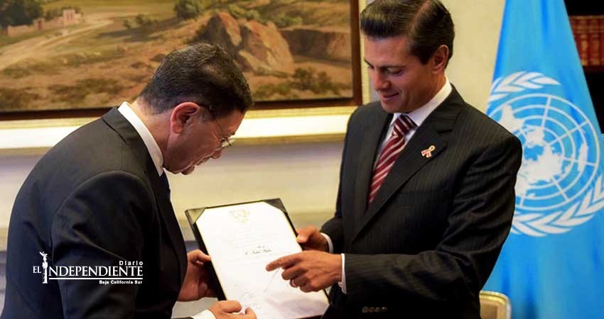 EPN condecora con Águila Azteca al secretario general de la OMT