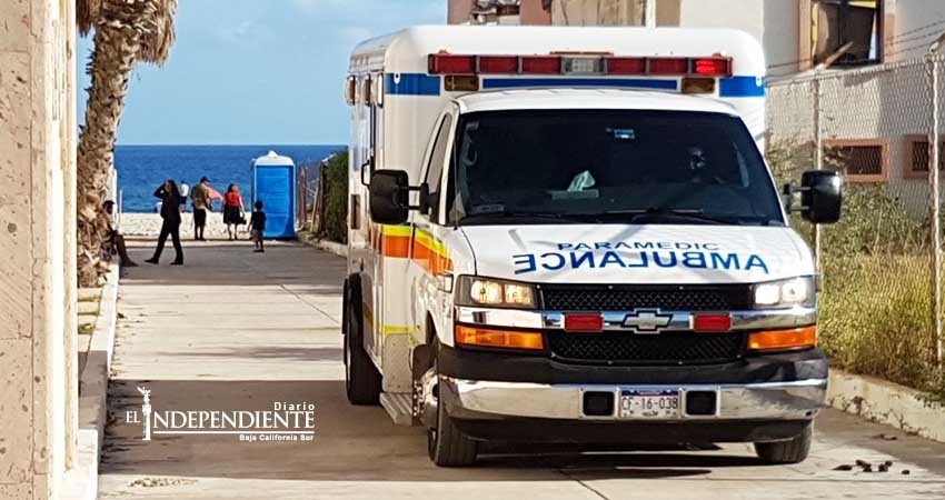 Rescatan a estudiante que fue arrastrado por una ola