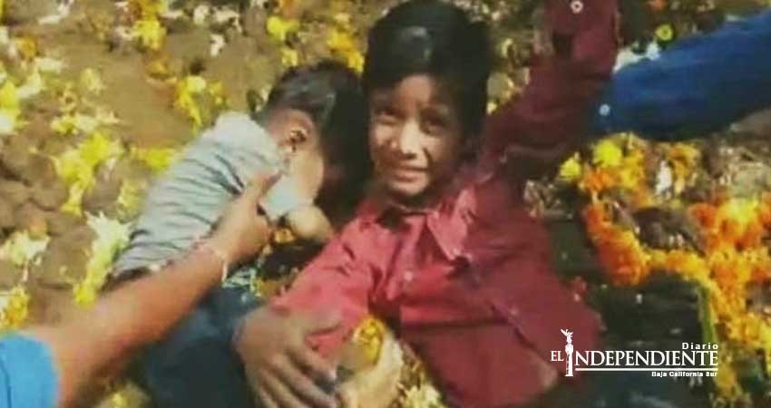 Extraño ritual en India: arrojan a niños a montañas de excremento