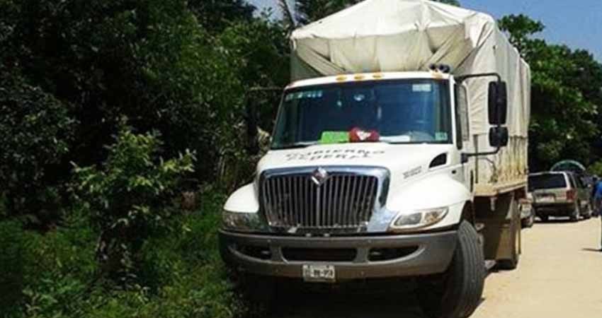 Encuentran mariguana en camión con logos de la Sedesol