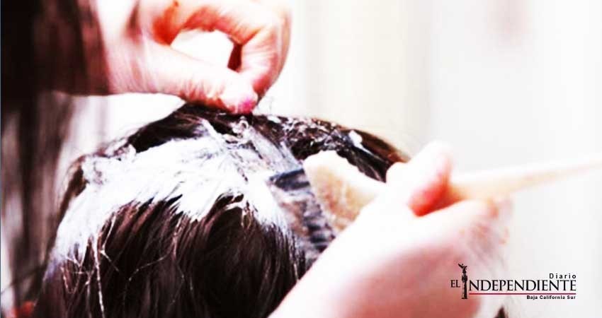 Escuela japonesa obliga a alumna a teñirse el pelo de negro