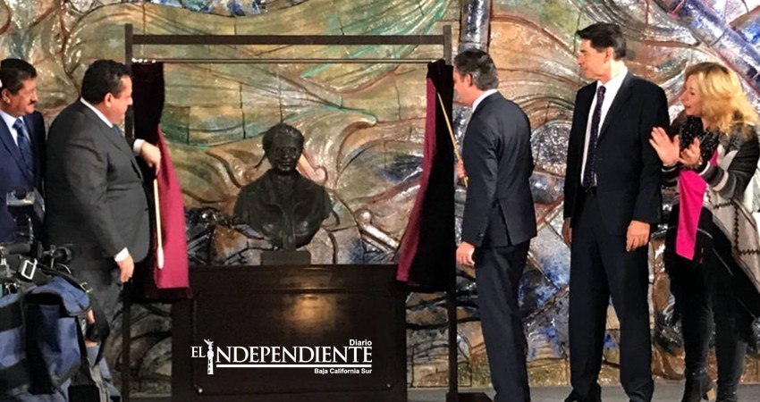 Develan busto de la ilustre sudcaliforniana Rosaura Zapata en edificio de SEP Federal