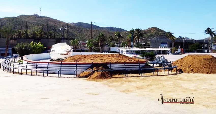Misteriosa lancha en plaza Cota Collins forma parte de la construcción de un jardín botánico