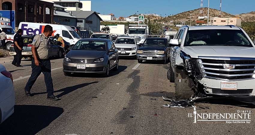 Choque entre taxi aeroportuario  y auto particular deja dos lesionados