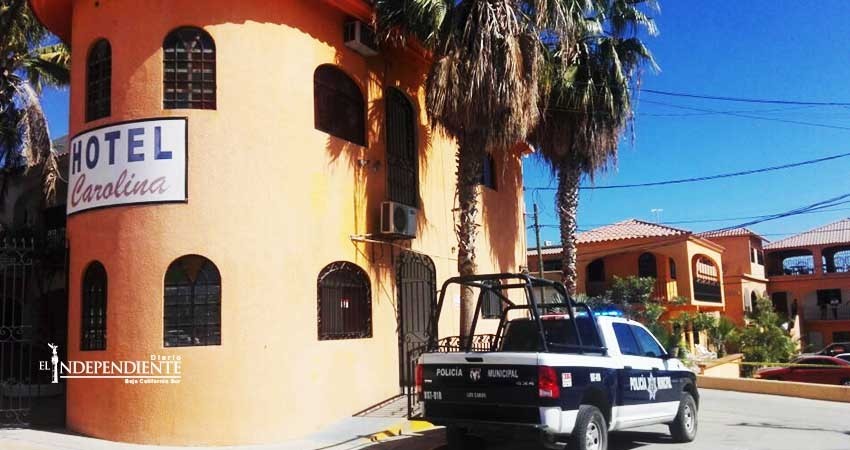 Asesinan a un hombre dentro un hotel  frente a oficinas de Seguridad Pública de SJC