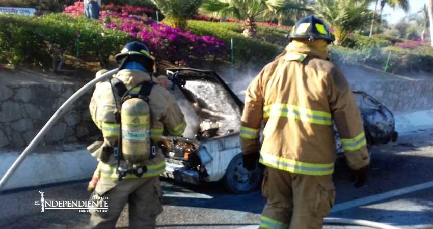Se incendia auto en el corredor turístico; estaba abandonado