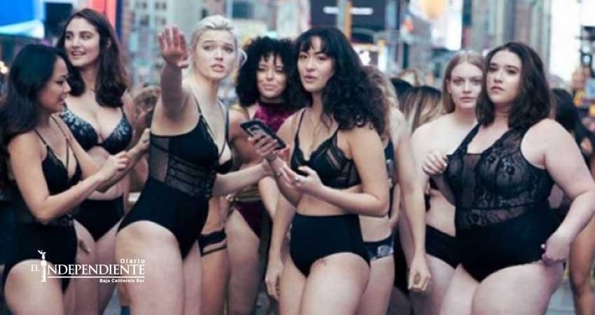 Modelos de tallas grandes protestan en Times Square