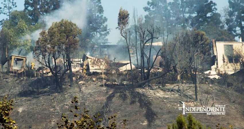 Las llamas alcanzan a millonarias mansiones de Bel Air