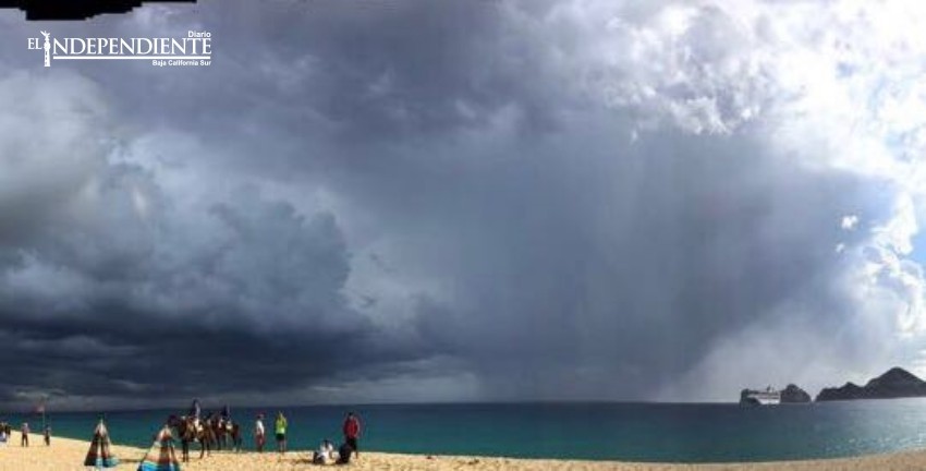 Lluvia acompañada de granizo cae en Los Cabos