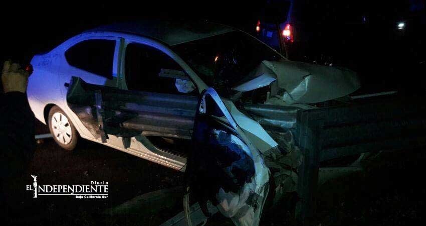 Destroza su auto al chocar contra barra de contención