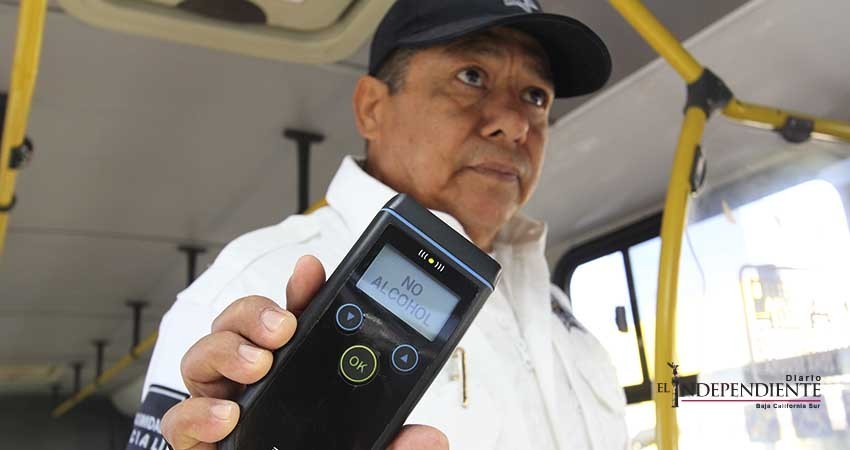 Aplican alcoholímetro a operadores de transporte de público