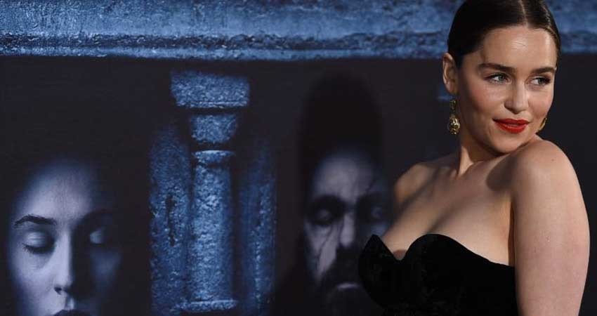 Brad Pitt pagó por ver 'Game of Thrones' con Emilia Clarke