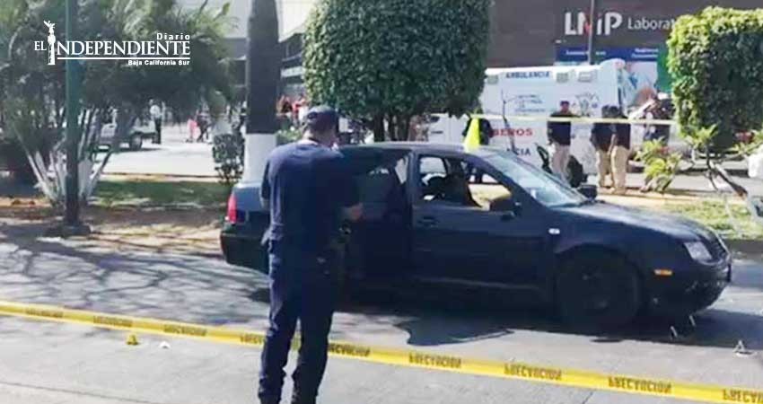 Acribillan a presunto narco y su familia; regresaban de penal