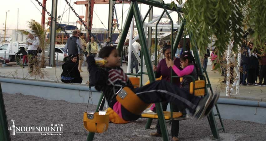 Entrega Alcalde de La Paz rehabilitación del parque público en El Manglito