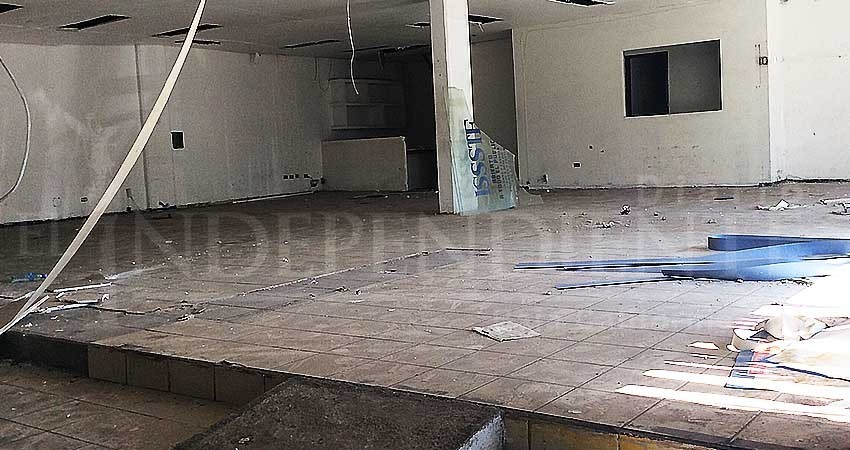 En total abandono ex tienda del Issste del centro de La Paz