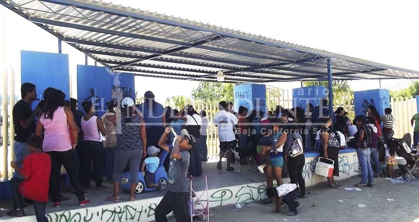 Pide SEP a padres de familia no acampar en las escuelas ante inicio de pre-inscripciones