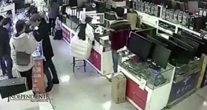 Muerde la batería de un celular y le explota en la cara