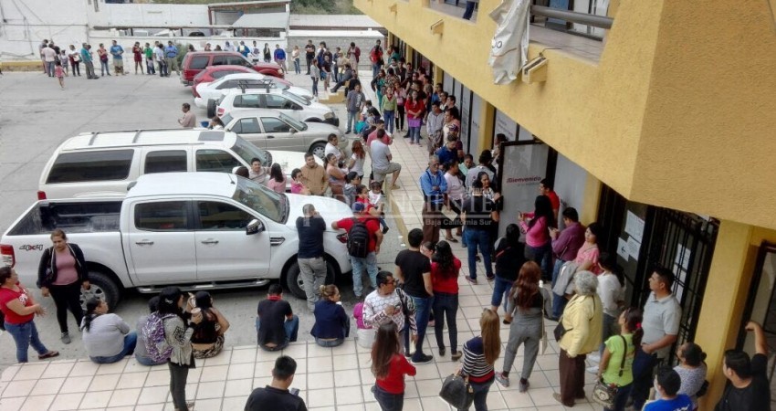 Larga fila en el último día para tramitar la credencial para votar