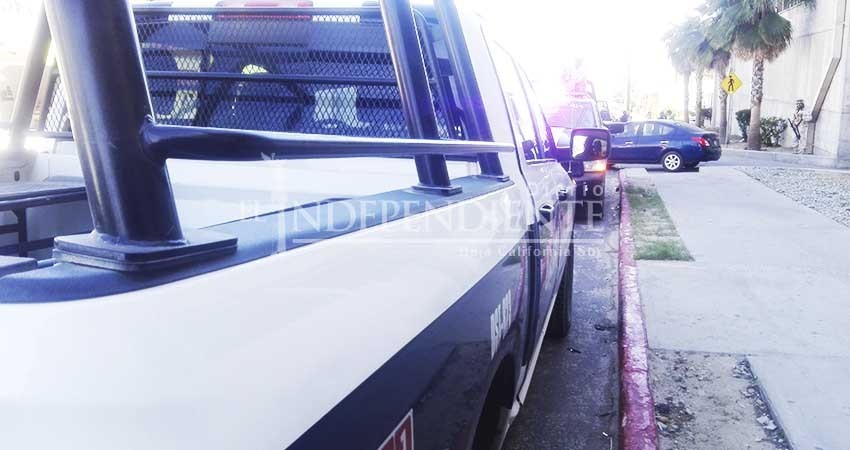 Hombres armados y encapuchados asaltan “yarda” de autos en CSL