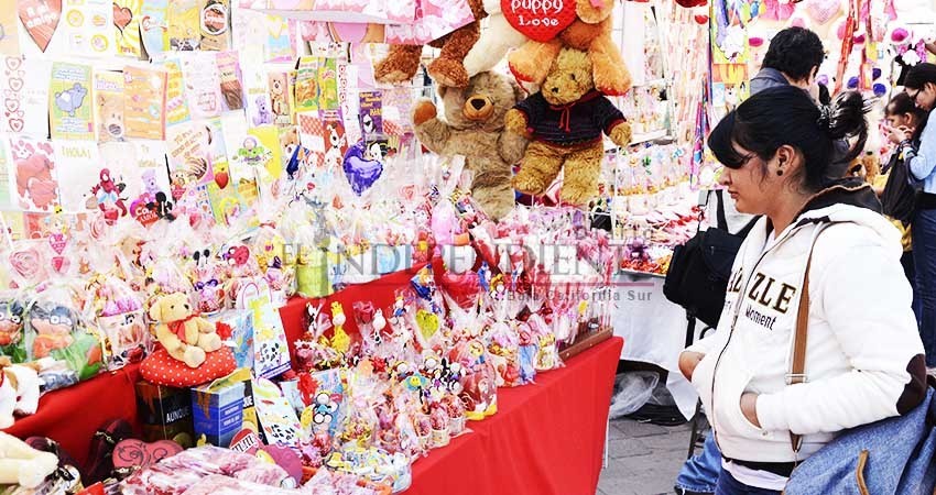 Comerciantes establecidos esperan repunte en ventas por el 14 de febrero